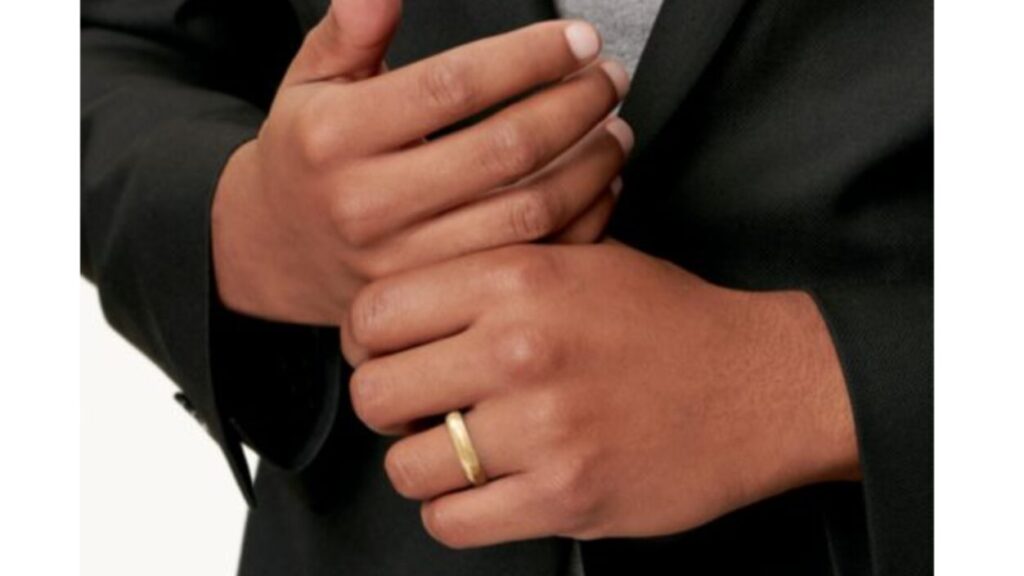 ティファニーの結婚指輪を男性がつけた場合、存在感を放つ